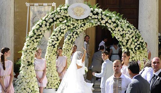 Unter Tausenden aus Holland importierten weißen Rosen schreitet das 24-jährige Model pompös dem Hafen der Ehe entgegen