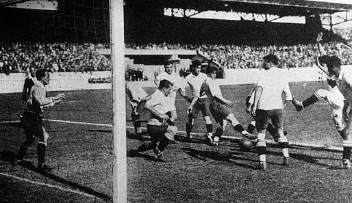 1930: Das erste WM-Finale aller Zeiten gewinnt Gastgeber Uruguay gegen Argentinien (4:2)