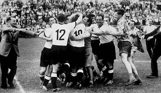 Die deutschen Spielern jubeln 1954 nach dem Wunder von Bern. 3:2 gewann die Elf von Sepp Herberger im Finale gegen die haushoch favorisierten Ungarn