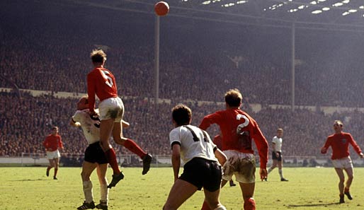 Das Wembley-Tor vom Engländer Geoff Hurst bei der WM 1966 gilt bis heute als umstrittenste Schiedsrichterentscheidung. 2:4 n.V. hieß es am Ende aus deutscher Sicht