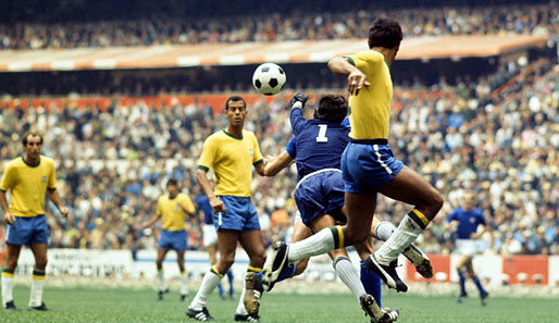 1970: Das erste Finale zweier Weltmeister. Brasilien setzt sich in Mexiko vor 110.000 Zuschauern gegen Italien mit 4:1 durch und darf die WM-Trophäe fortan endgültig behalten