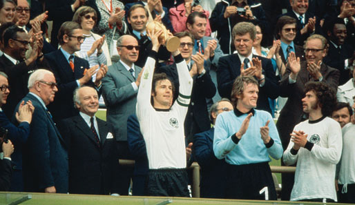 Kapitän Beckenbauer reckt den neuen Pokal 1974 in München in die Höhe. Deutschland holt mit einem 2:1 nach Toren von Breitner und Müller gegen Holland seinen zweiten Titel