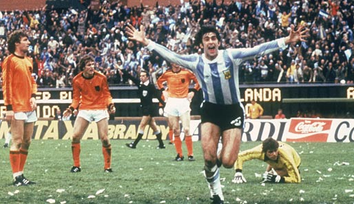 1978 stehen wieder die Niederlanden im Finale. Und wieder eine Pleite für Oranje gegen den Gastgeber. Argentinien siegt nach Treffern von Kempes (2, im Bild) und Baroni mit 3:1