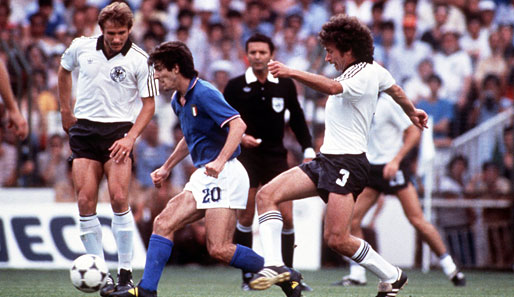 Italien ist 1982 wieder an der Reihe. Paolo Rossi (M.) trifft in der 56. Minute gegen müde Deutsche zum 1:0. Tardelli und Altobelli erhöhen, Breitners 1:3 kommt zu spät