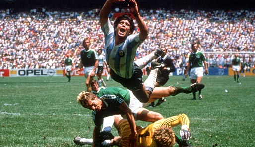 Finale 1986 in Mexiko. Deutschland holt innerhalb von sechs Minuten durch Treffer von Rummenigge und Völler einen Zwei-Tore-Rückstand auf, ehe Burruchaga den Siegtreffer erzielt
