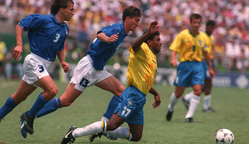 1994: Das Endpiel in den USA zwischen Italien und Brasilien ist in der regulären Spielzeit von Taktik geprägt. Kaum Chancen auf beiden Seiten, das Elfmeterschießen muss her