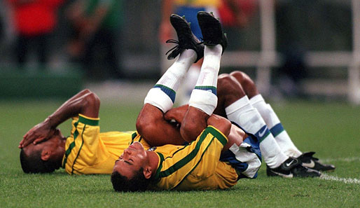 Frust pur dagegen bei den Brasilianern. Die beiden Verteidiger Aldair und Cafu sinken kurz nach dem Abpfiff auf den Rasen