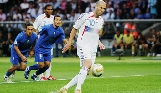 Wie schon 1998 sollte Zinedine Zidane (r.) zum entscheidenden Spieler werden. Zunächst verwandelt der damals 34-Jährige in der siebten Minute einen Elfmeter eiskalt per Lupfer
