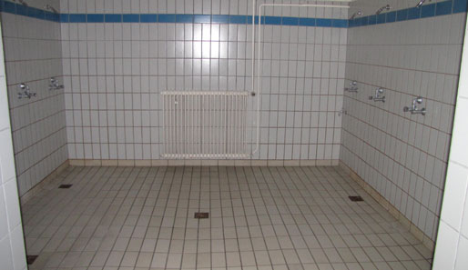 Auch die Duschen sehen aus wie in jeder anderen Sporthalle