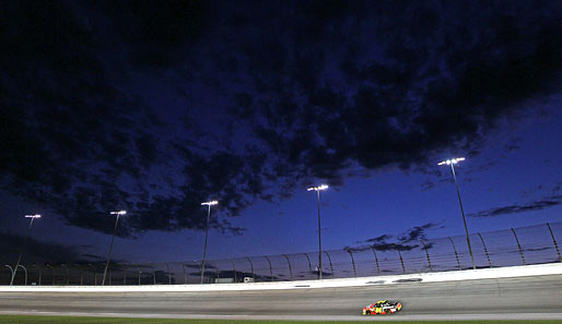Bei der NASCAR Sprint Cup Series LIFELOCK.COM 400 fährt man schon mal, bis es dunkel wird...