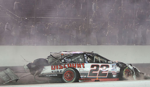 Armes Auto! Brad Keselowski zerlegt seinen Boliden in der letzten Runde des NASCAR Missouri - Illinois Dodge Dealers 250 in Madison
