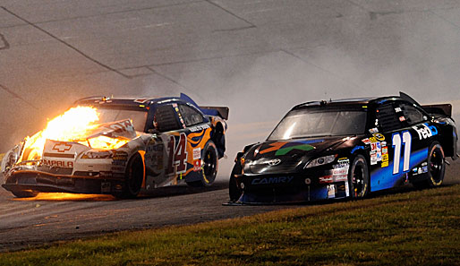 Massencrash beim NASCAR-Rennen in Daytona: Zwölf Runden vor Schluss gab's einen Unfall, in den 19 Autos verwickelt waren. Darunter der brennende Bolide von Tony Stewart