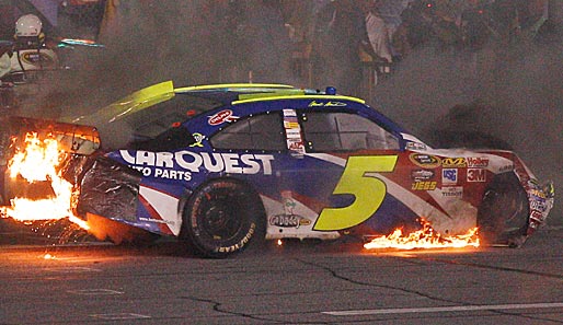 Auch Mark Martins Auto brannte - der Fahrer blieb allerdings cool: "Das war nur außen. Kein großes Ding"