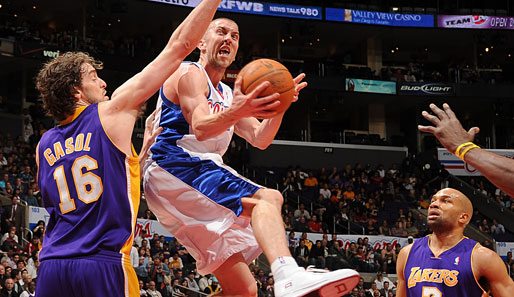 Steve Blake (M.) schließt sich den L.A. Lakers an. Beide Parteien einigten sich auf vier Jahre. Blake kommt vom Nachbar-Team, den L.A. Clippers. Wert des Vertrags: 16 Millionen Dollar