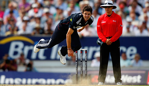 Englands James Anderson hängt keineswegs in der Luft. Er legt im Cricket-Spiel gegen Australien vollen Einsatz an den Tag