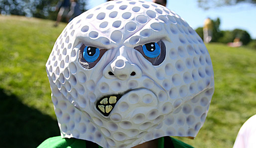 Mit den Augen eines Golfballs verfolgt dieser Fan die zweite Runde der AT&T National im Aronimink Golf Club in Newton Square in Pennsylvania