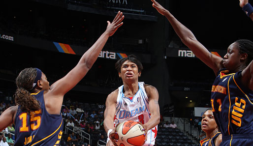 Uuaaaahh! Iziane Castro Marques von den Atlanta Dream tankt sich zum Korb durch, die Abwehr der WNBA-Konkurrenz aus Connecticut hält Respektabstand