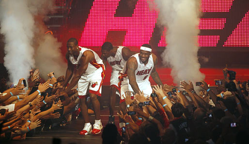 Sieht aus wie MTV-Awards, ist aber "nur" die Vorstellung der neuen Miami Heat: Dwyane Wade, Chris Bosh, LeBron James (v.l.)