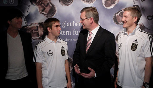 Bundespräsident Christian Wulff trifft im deutschen WM-Lager in Pretoria mit Philipp Lahm, Bastian Schweinsteiger und Joachim Löw zusammen