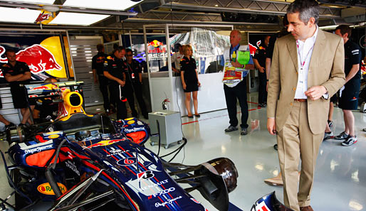 Der britische Schauspieler Rowan Atkinson (Mr. Bean) sieht sich vor dem Start des Großbritannien-GP der Formel 1 bei Red Bull um