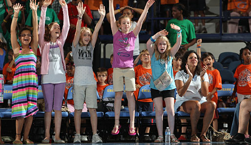 Kinder sind auch bei der nordamerikanischen Frauen-Basketballliga WNBA gern gesehene Gäste. Girls can't jump? Von wegen!