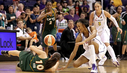 Beim WNBA-Spiel Seattle Storm - Phoenix Mercury ging's hart zur Sache. Seattle siegte nach dreifacher Verlängerung mit 111:107