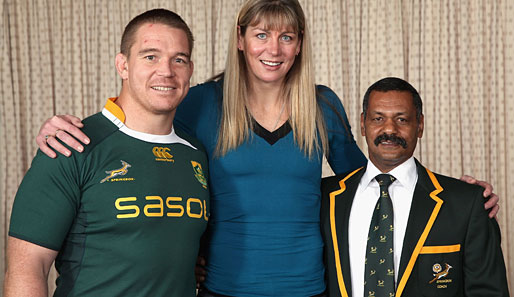Groß, größer, am kleinsten. Kapitän und Trainer der südafrikanischen Rugby-Nationalmannschaft posieren mit Irene van Dyk beim Training in Neuseeland