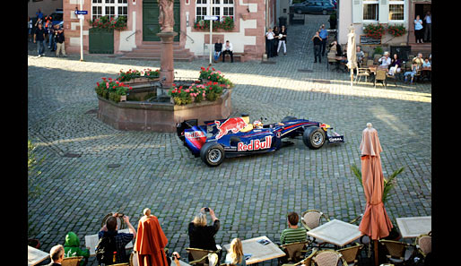 In aller Herrgottsfrühe brettert Sebastian Vettel über den Marktplatz seiner Heimatstadt Heppenheim