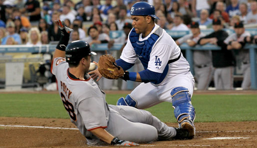 Was hier wie eine Attacke auf das Bein des Catchers aussieht, ist nur der Versuch von Posey auf Base zu kommen. Geholfen hat's, die Giants schlagen die Dodgers mit 5:2