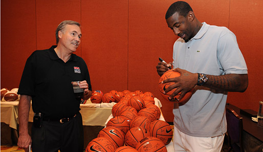 Nicht der Basketball ist so klein, die Hand ist so riesig. Amar'e Stoudemire schreibt fleißig Autogramme im Trainingslager des US-Teams