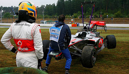 Da guckt der Lewis Hamilton: Nach einem Fahrfehler im Training zum Deutschland-GP ist sein Bolide nur noch Schrott
