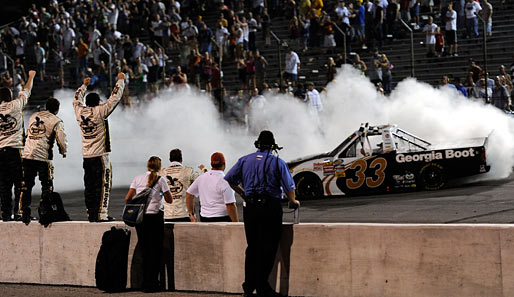 Hier handelt es sich keineswegs um einen Crash - im Gegenteil: Ron Hornaday Jr. feiert mit einem imposanten Burnout seinen Sieg in der NASCAR Camping World Truck Series