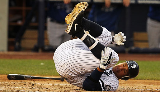 Alex Rodriguez von den New York Yankees übt hier eine Rolle rückwarts, nachdem er sich den Ball selbst gegen den Fuss gehauen hat