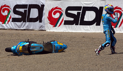 Alvaro Bautista ärgert sich zurecht: Nach zwei Runden verliert der Moto-GP-Fahrer die Kontrolle und kracht ins Kies.
