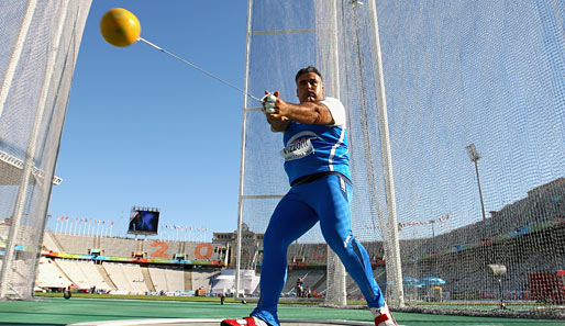 Der Italiener Nicola Vizzoni schwingt die Kugel beim Hammerwerfen. Der Ausblick bei den Leichtathletik-Europameisterschaften in Barcelona ist auch nicht zu verachten