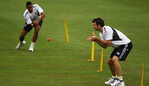 Na, wer hätte diese Sportart erkannt? Die englischen Cricket-Nationalspieler Ajmal Shahzad und James Anderson zeigen ihr Können bei einem Showmatch