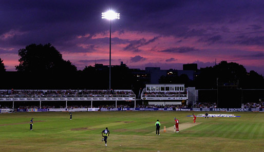 Cricket vor nahezu poetischer Kulisse: Das himmlische Abendrot über Chelmsford konnten die Spieler von Essex und Lancashire während der Partie allerdings kaum genießen