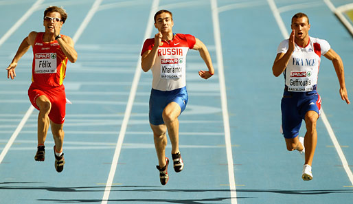 Leichtathletik-EM in Barcelona: Die Zehnkämpfer Agustin Felix (l.), Vasiliy Kharlamov (M.) und Florian Geffrouais brettern über die Tartanbahn