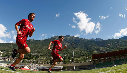 Wer morgens früher anfängt, hat abends länger frei. Die Profis vom italienischen Zweitligisten Reggina Calcio im Trainingslager in Aosta