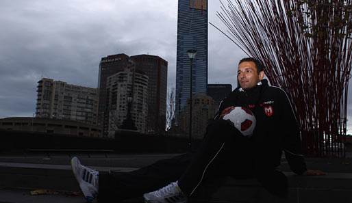 Teampräsentation bei Melbourne Heart: Der frühere australische Nationalspieler Josip Skoko posiert beim Shooting