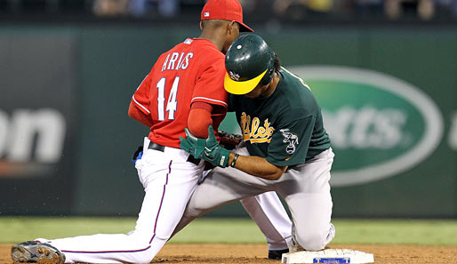 Joaquin Arias und Coco Crisp nehmen eine gegenseitige Leibesvisitation vor. Gesehen beim MLB-Spiel Texas Rangers gegen Oakland Athletics