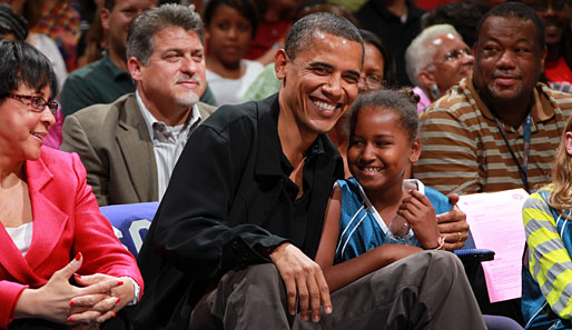 Hoher Besuch in der WNBA: Barack Obama schaut sich höchstpersönlich mit Töchterchen Sasha das Basketballspiel zwischen Tulsa Shock und Washington Mystics an