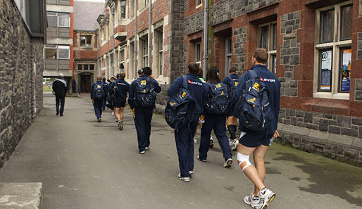 Australiens Rugby-Nationalspieler, die Wallabies, gehen im Gänsemarsch zum Training in Christchurch/Neuseeland