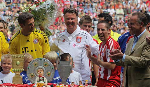 Bayern-Coach Louis van Gaal (M.) feiert seinen 59. Geburtstag im Rahmen der offiziellen Saisoneröffnung in München