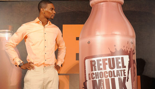 Superstar Chris Bosh dagegen lässt sich lieber neben einer Kakao-Flasche ablichten, die größer als der Power Forward selbst ist