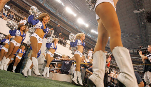 Trotzdem: Diese Cheerleader bei der NFL-Partie Oakland Raiders vs. Dallas Cowboys machen dann doch eine etwas elegantere Figur