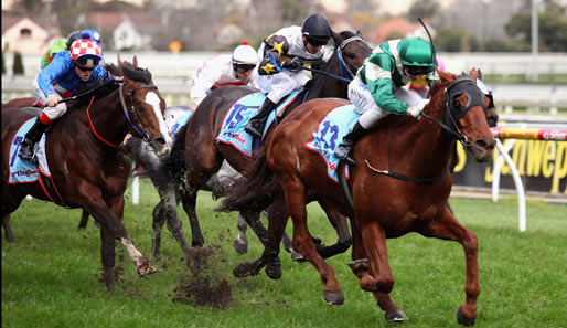 In Melbourne findet ein Pferderennen am J.J. Liston Stakes Day statt. Die Nummer 13 liegt ganz weit vorne, obwohl das doch eigentlich eine Pechzahl ist