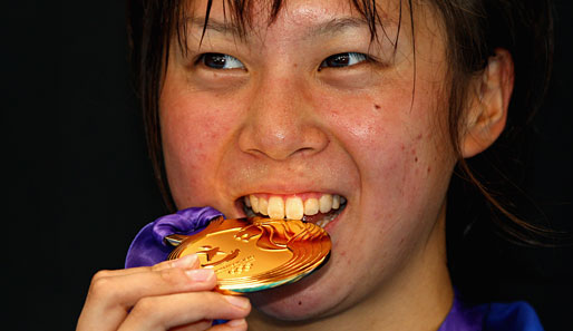 Den Sieg holte sich am Ende aber die Japanerin Yuka Sato. Hier knabbert sie an ihrer Goldmedaille