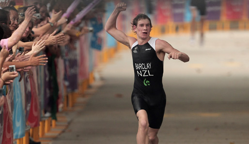 Dieser junge Mann reißt zurecht die Arme hoch: Der Neuseeländer Aaron Barclay holt die Goldmedaille beim Triathlon in Singapur