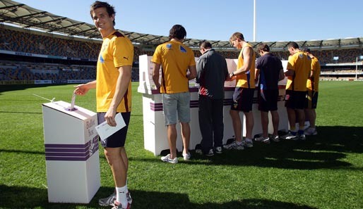Ab zur Wahl! Weil die Rugby-Spieler der Brisbane Lions zu einem Auswärtsspiel nach Melbourne reisen, dürfen sie die Wahlzettel in ihrem Bundesstaat vorher abgeben
